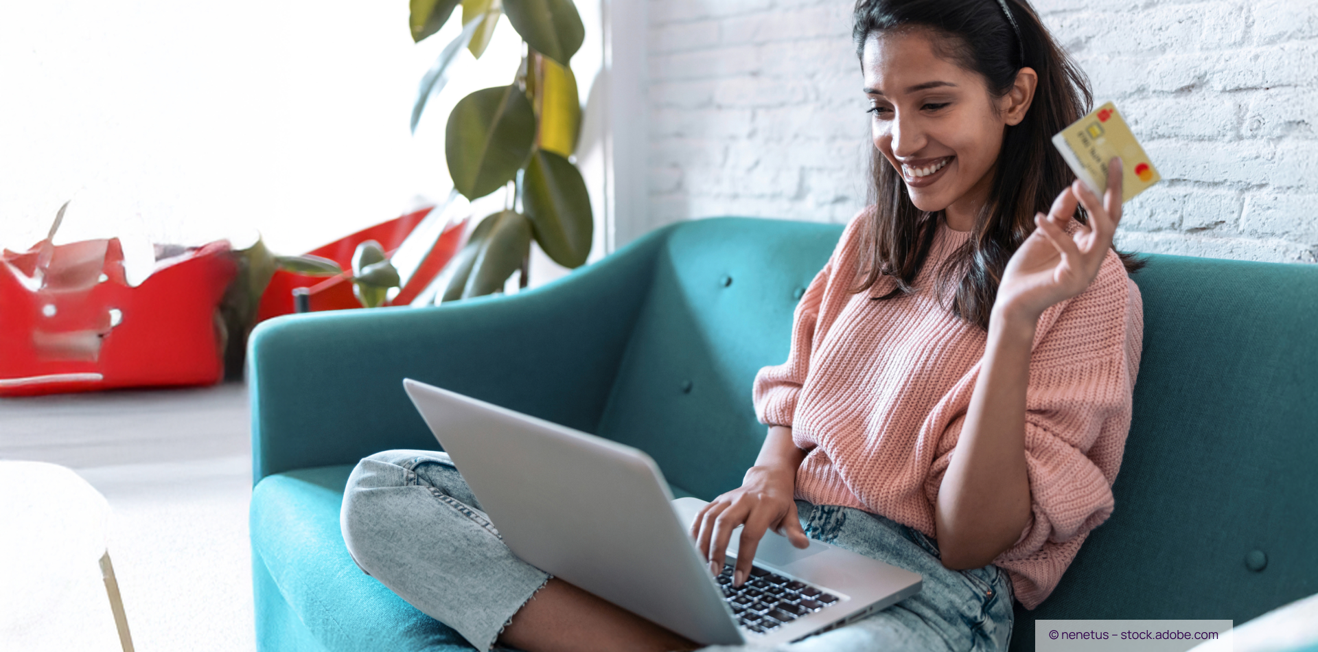 Karteninhaberin mit Kreditkarte beim Online-Shopping