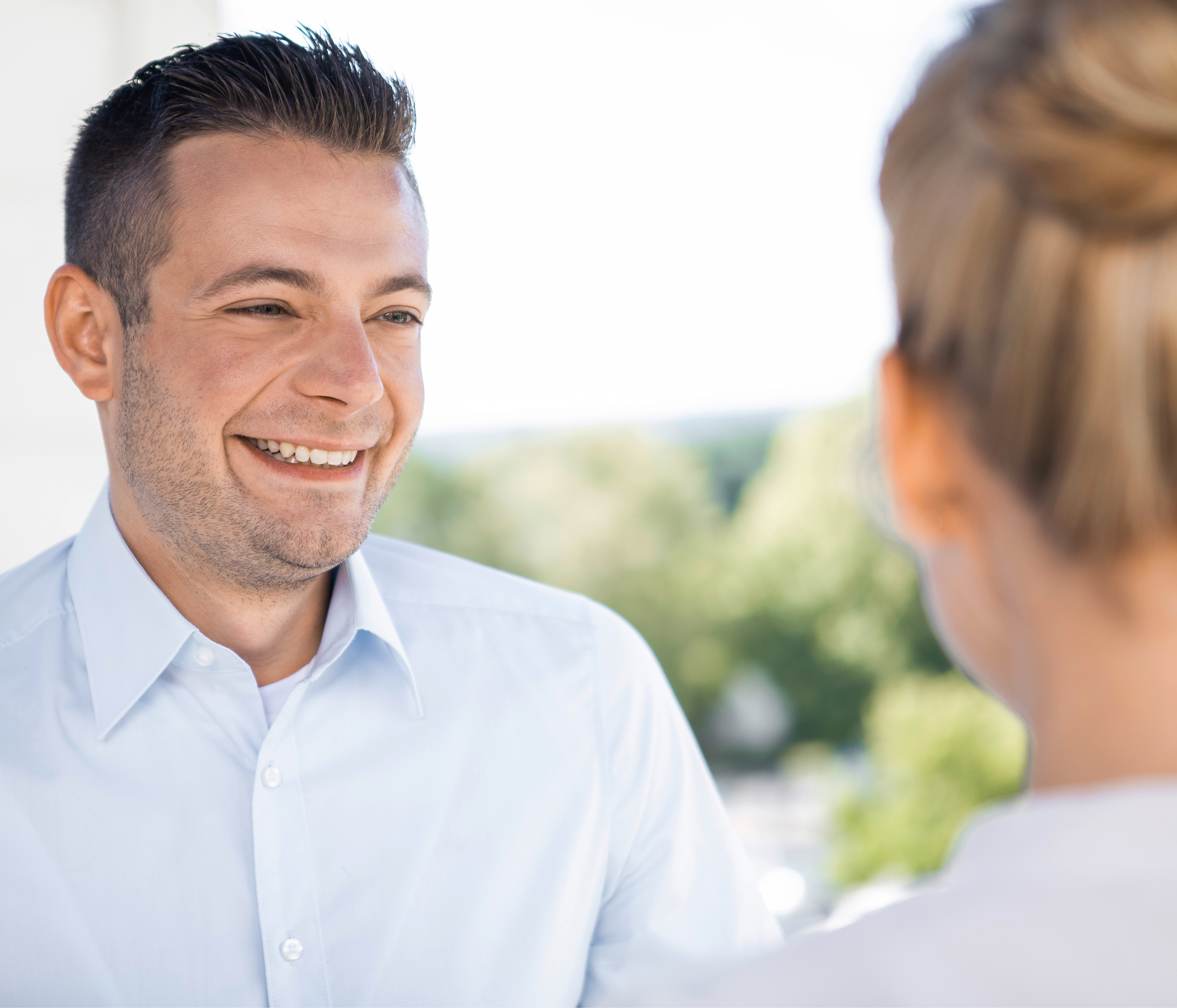 Zwei Mitarbeitende im Gespräch für Bewerbung 