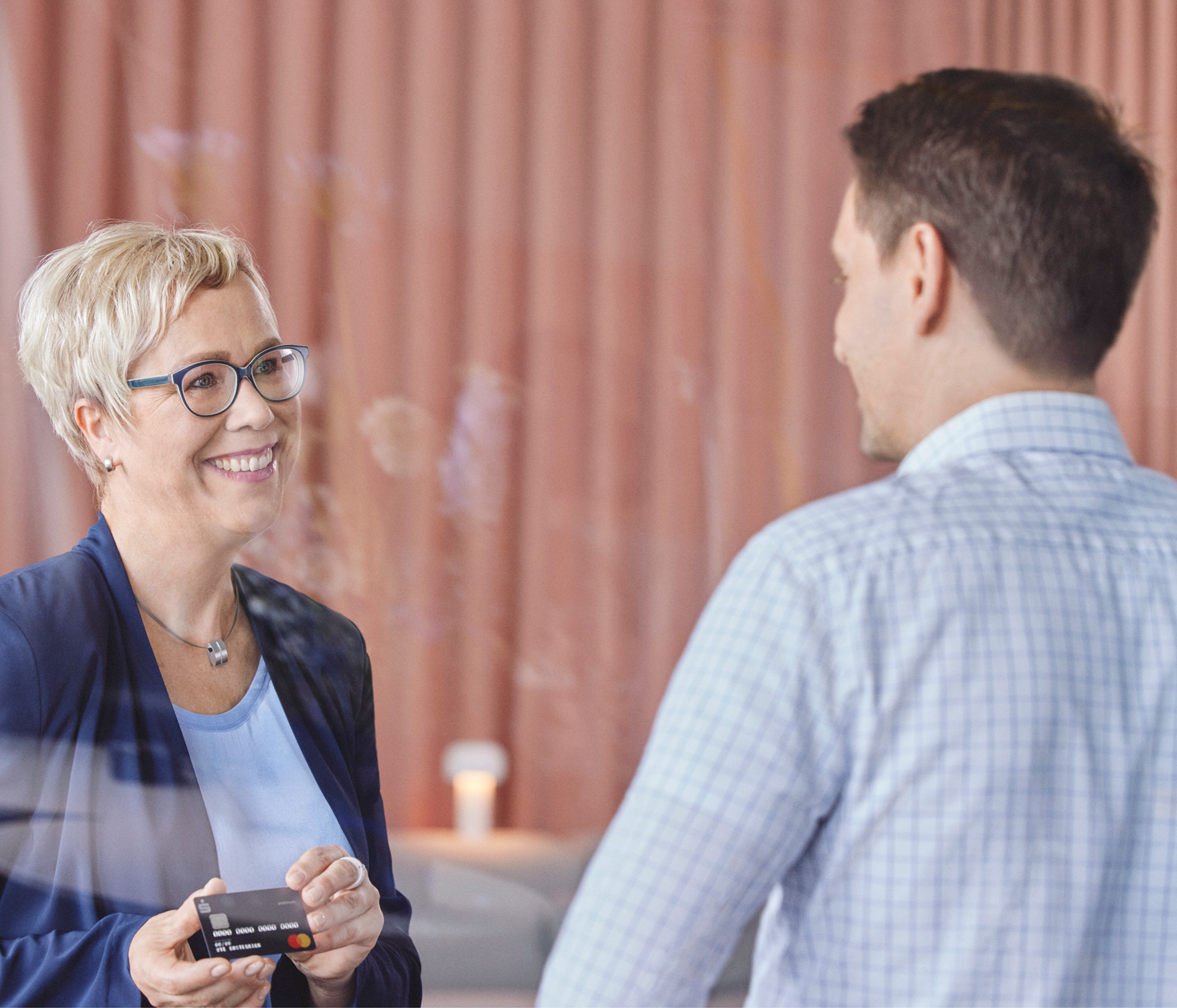Zwei Mitarbeitende im Gespräch für Institute